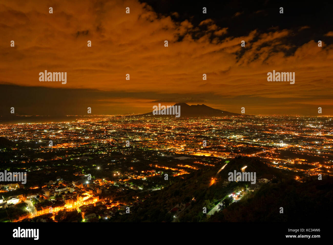 Il Monte Vesuvio stagliano dalle candelette da la conurbazione di Napoli in Campania, provincia Sud Italia. Foto Stock