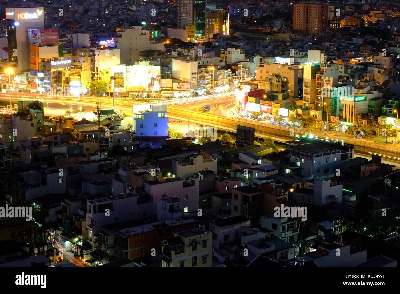 Appendere xanh cavalcavia (cavalcavia) di notte, Ho chi minh city, Vietnam Foto Stock