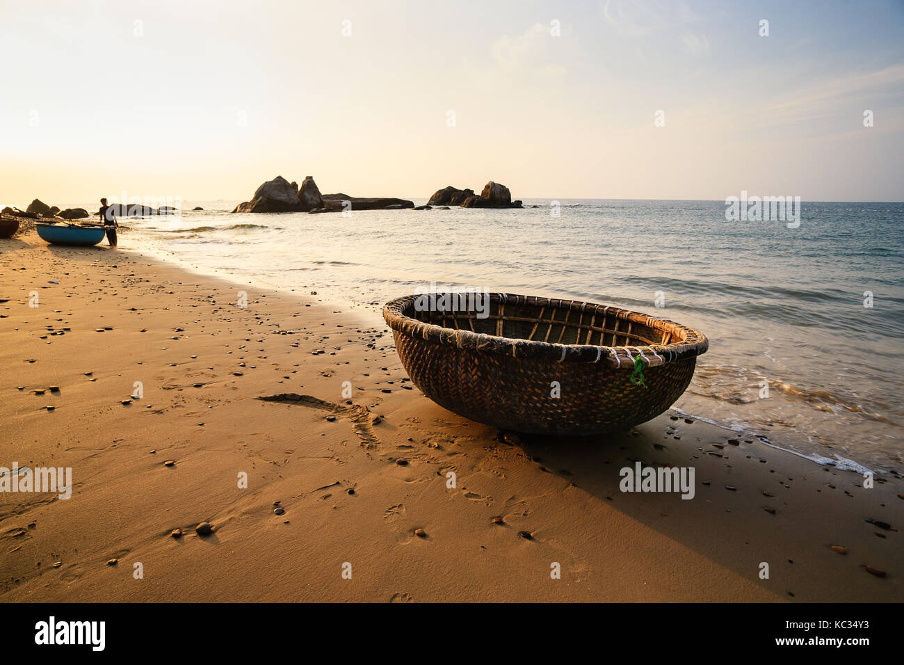 Cestello imbarcazioni al co thach spiaggia di mattina presto, Binh Thuan, Vietnam. co thach è una nuova destinazione per il fotografo con migliaia di anni di pietre Foto Stock