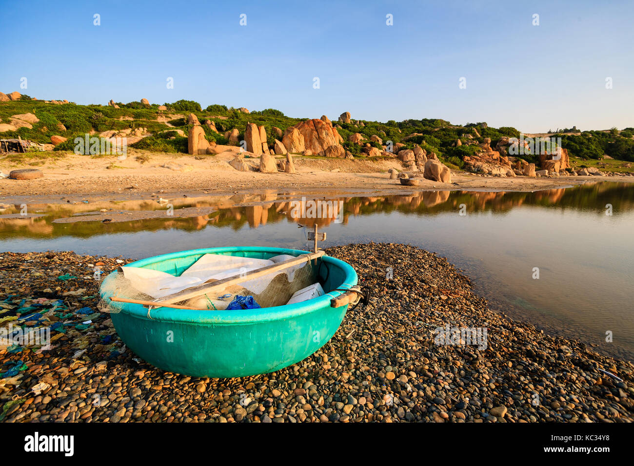 Cestello imbarcazioni al co thach spiaggia di mattina presto, Binh Thuan, Vietnam. co thach è una nuova destinazione per il fotografo con migliaia di anni di pietre Foto Stock