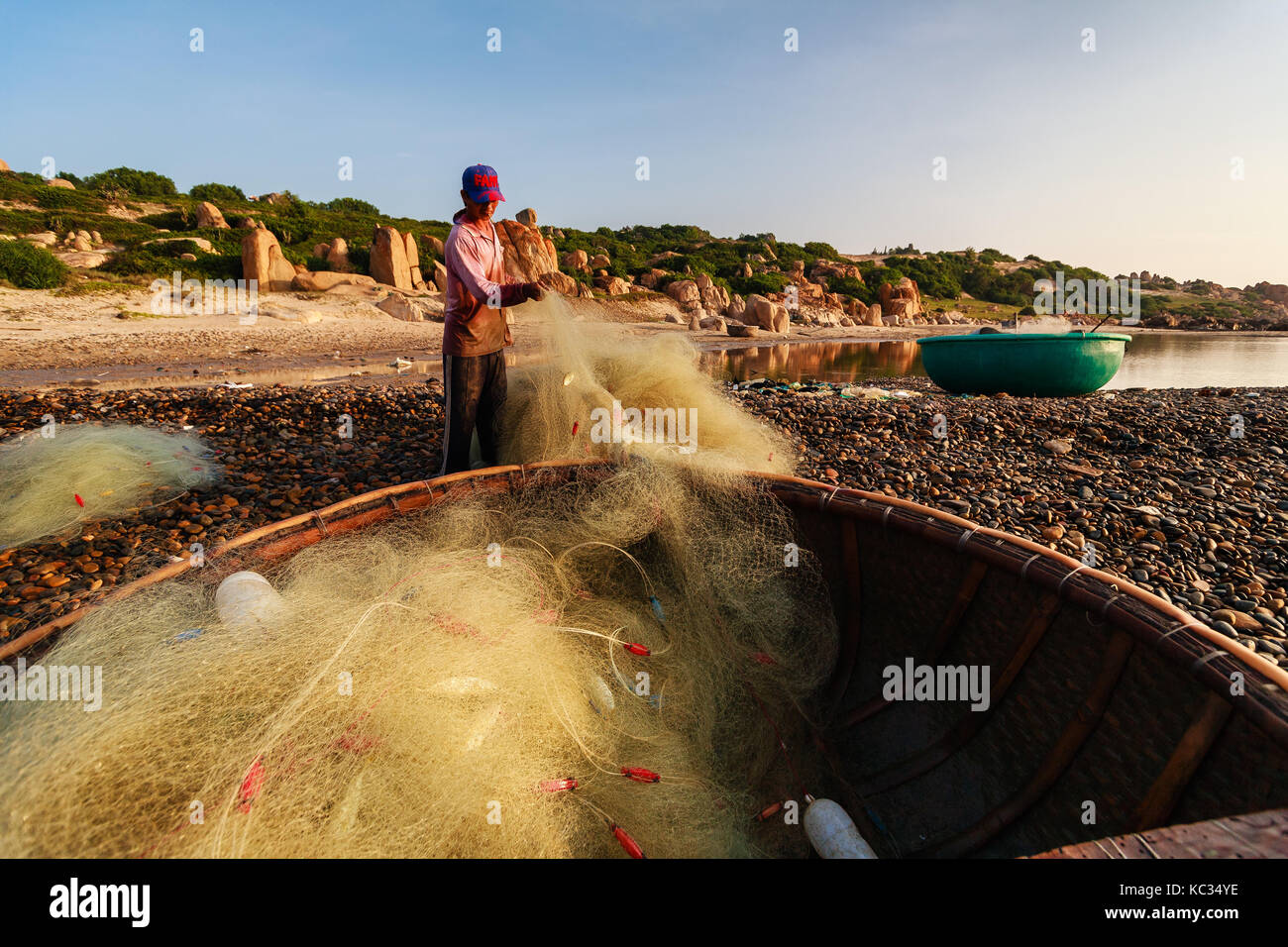 I pescatori raccogliere pesce al co thach spiaggia di mattina presto, Binh Thuan, Vietnam. co thach beach è nuova destinazione per il fotografo. Foto Stock