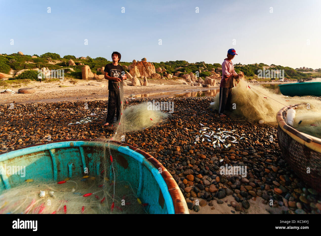 I pescatori raccogliere pesce al co thach spiaggia di mattina presto, Binh Thuan, Vietnam. co thach beach è nuova destinazione per il fotografo. Foto Stock