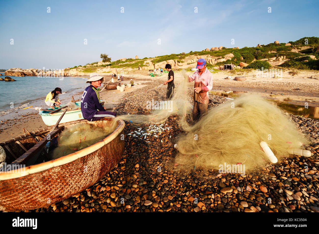 I pescatori raccogliere pesce al co thach spiaggia di mattina presto, Binh Thuan, Vietnam. co thach beach è nuova destinazione per il fotografo. Foto Stock