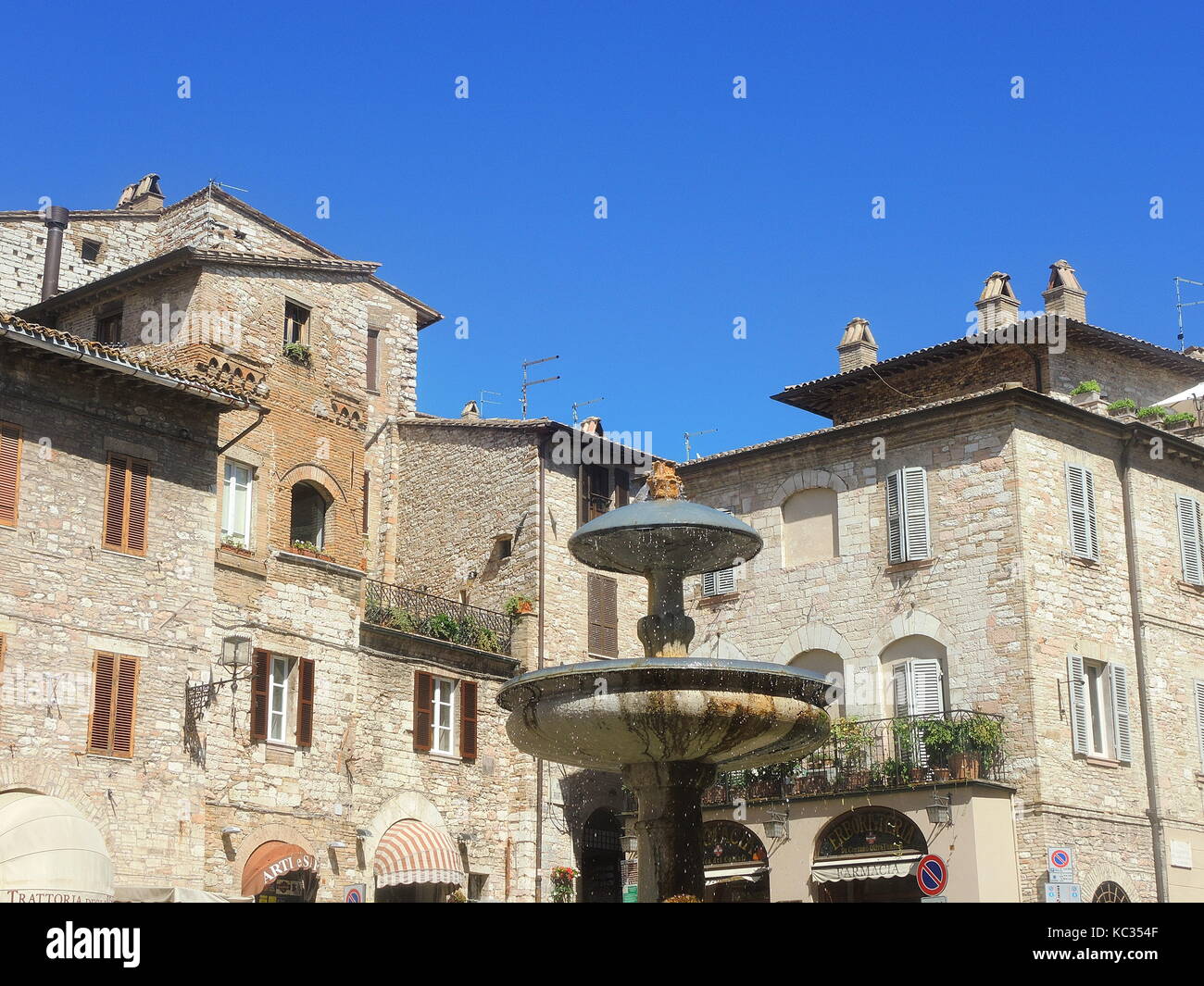Assisi, Italia. la monumentale fontana che si trova nella piazza del paese Foto Stock