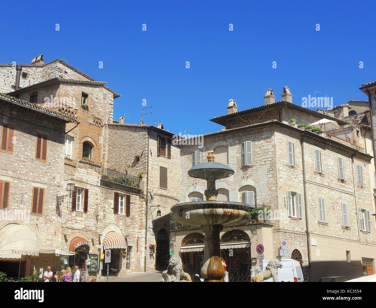Assisi, Italia. la monumentale fontana che si trova nella piazza del paese Foto Stock