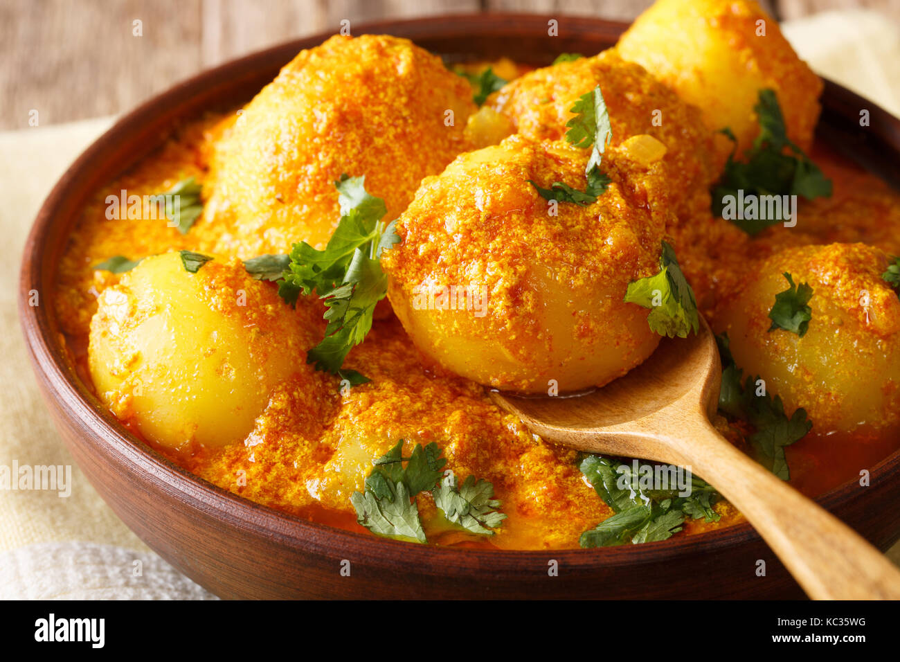 Dum del Kashmir, aloo: patate speziate closeup sul piatto sul tavolo orizzontale. Foto Stock