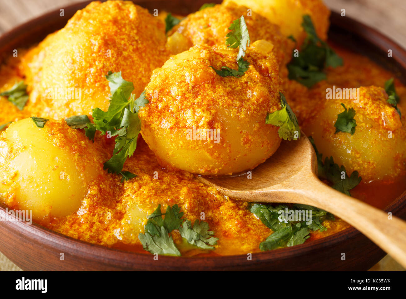 Il cibo indiano: dum, aloo patate in una salsa di curry close-up su una tavola orizzontale di sommità Foto Stock