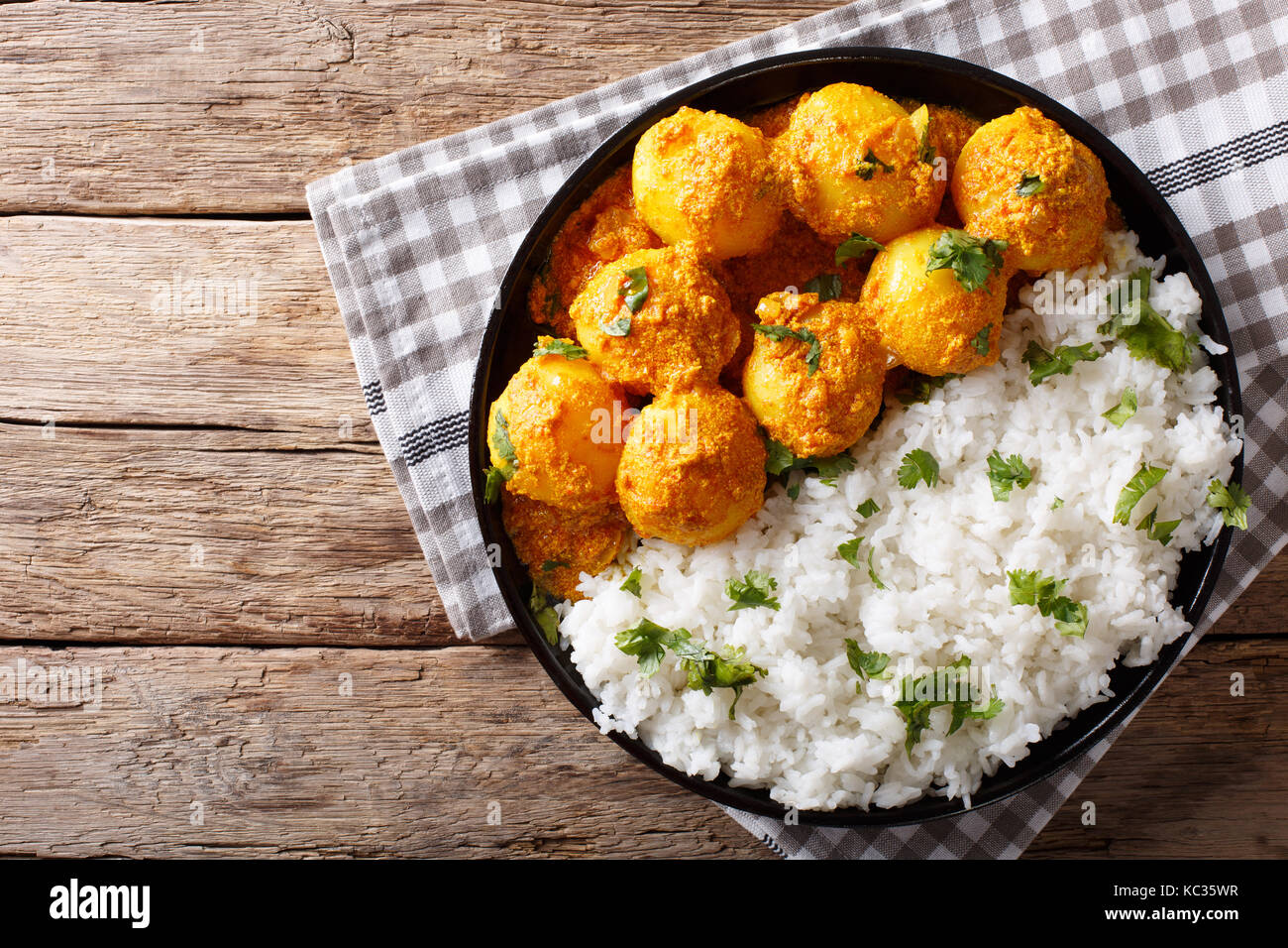 Deliziosa casa dum del Kashmir, aloo patate con riso close-up. parte superiore orizzontale vista da sopra Foto Stock