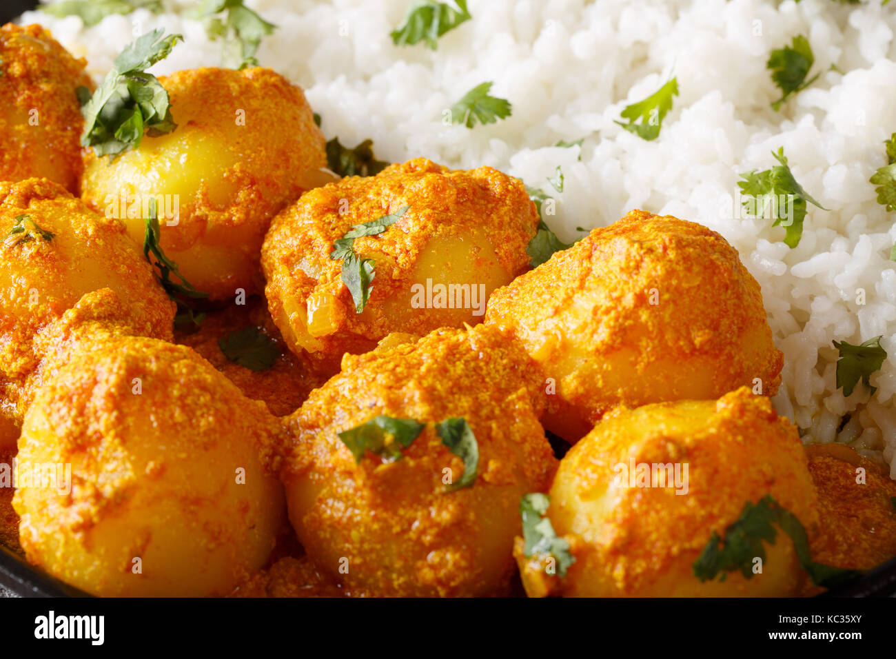 Preparate di fresco piccante di patate o di curry piccante e speziato dum, Aloo di riso con macro sfondo orizzontale Foto Stock