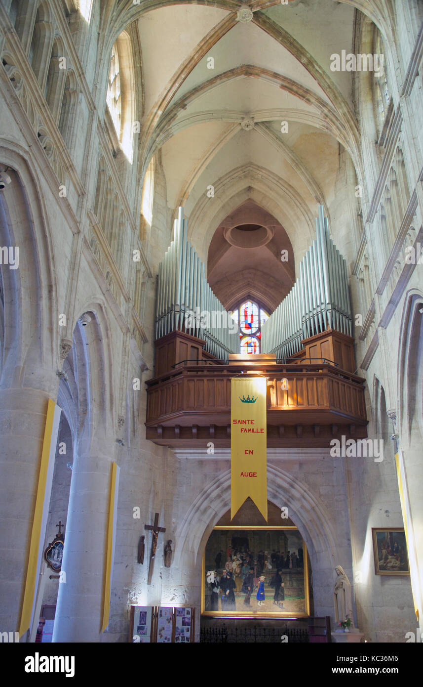 Interno chiesa di Saint Michel con organo gallery Pont-L'Eveque Calvados Normandia Francia Foto Stock