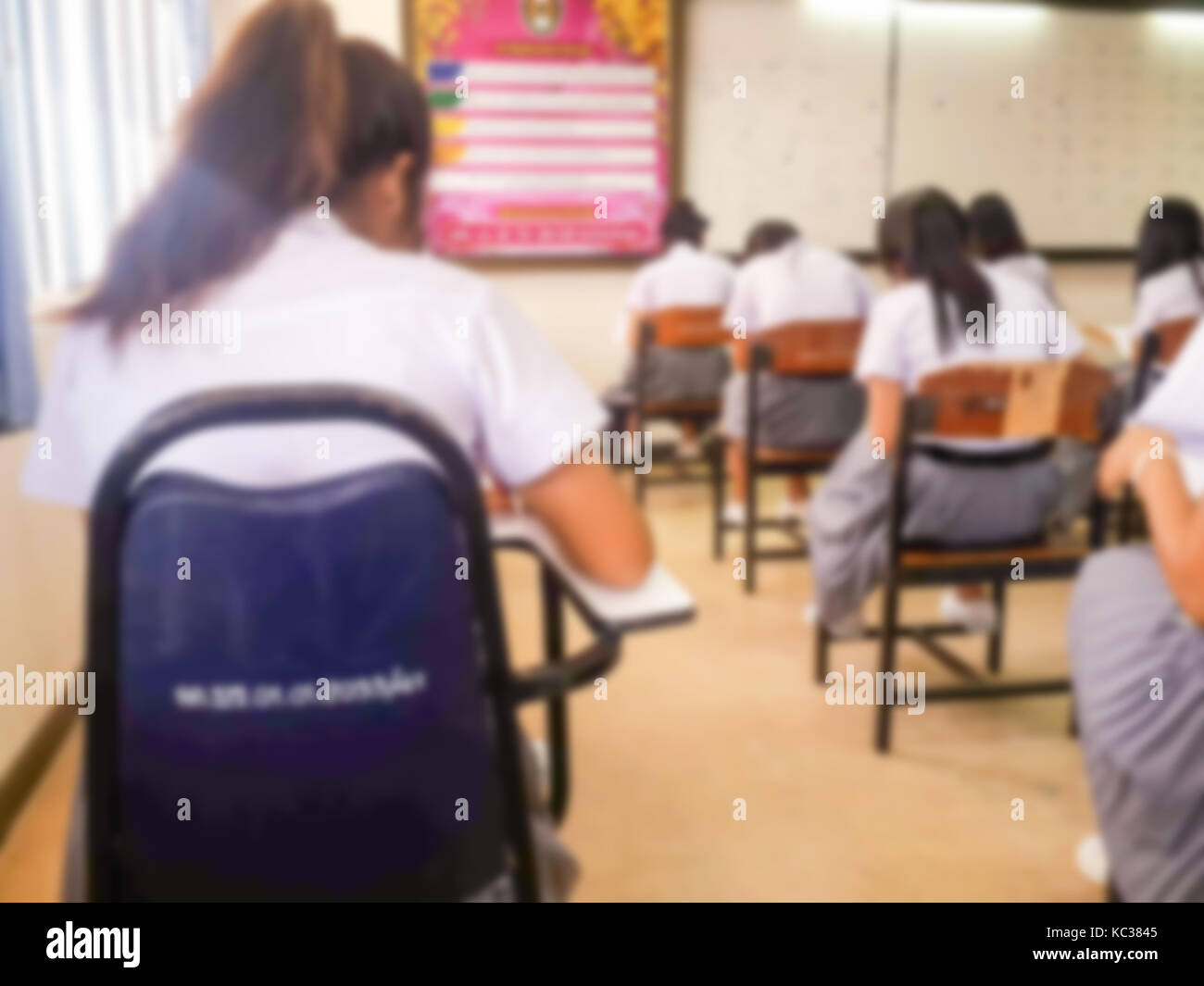 Blur scuola o università studenti iscritto risposta facendo esame in aula. Foto Stock