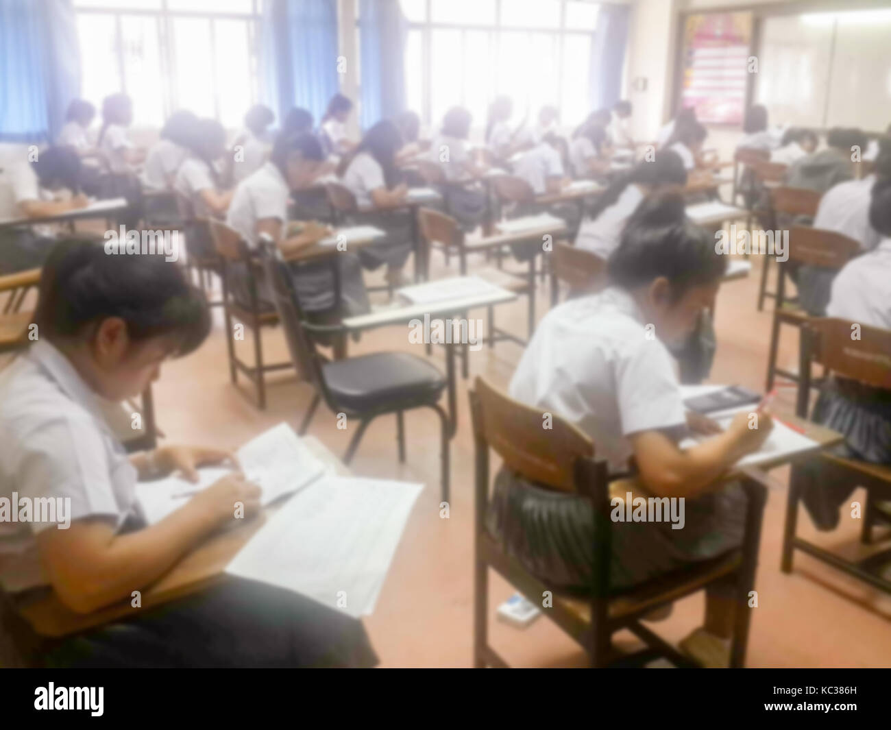 Blur scuola o università studenti iscritto risposta facendo esame in aula. Foto Stock