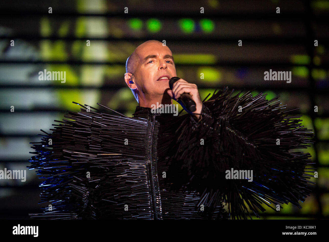 L'inglese pop elettronico e casa duo pet shop boys consiste di due musicisti Neil Tennant (foto) e Chris Lowe che qui esegue un concerto dal vivo al german festival di musica il festival di Berlino 2013. Germania, 06/09 2013. Foto Stock