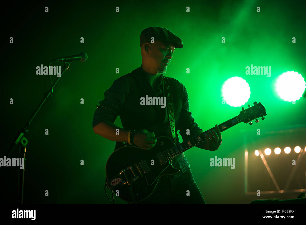 Norvegia, Oslo - Agosto 11, 2017. La American rock band Pixies esegue un concerto dal vivo durante un concerto di musica norvegese Øyafestivalen festival 2017 a Oslo. Qui il chitarrista Joey Santiago è visto dal vivo sul palco. Foto Stock
