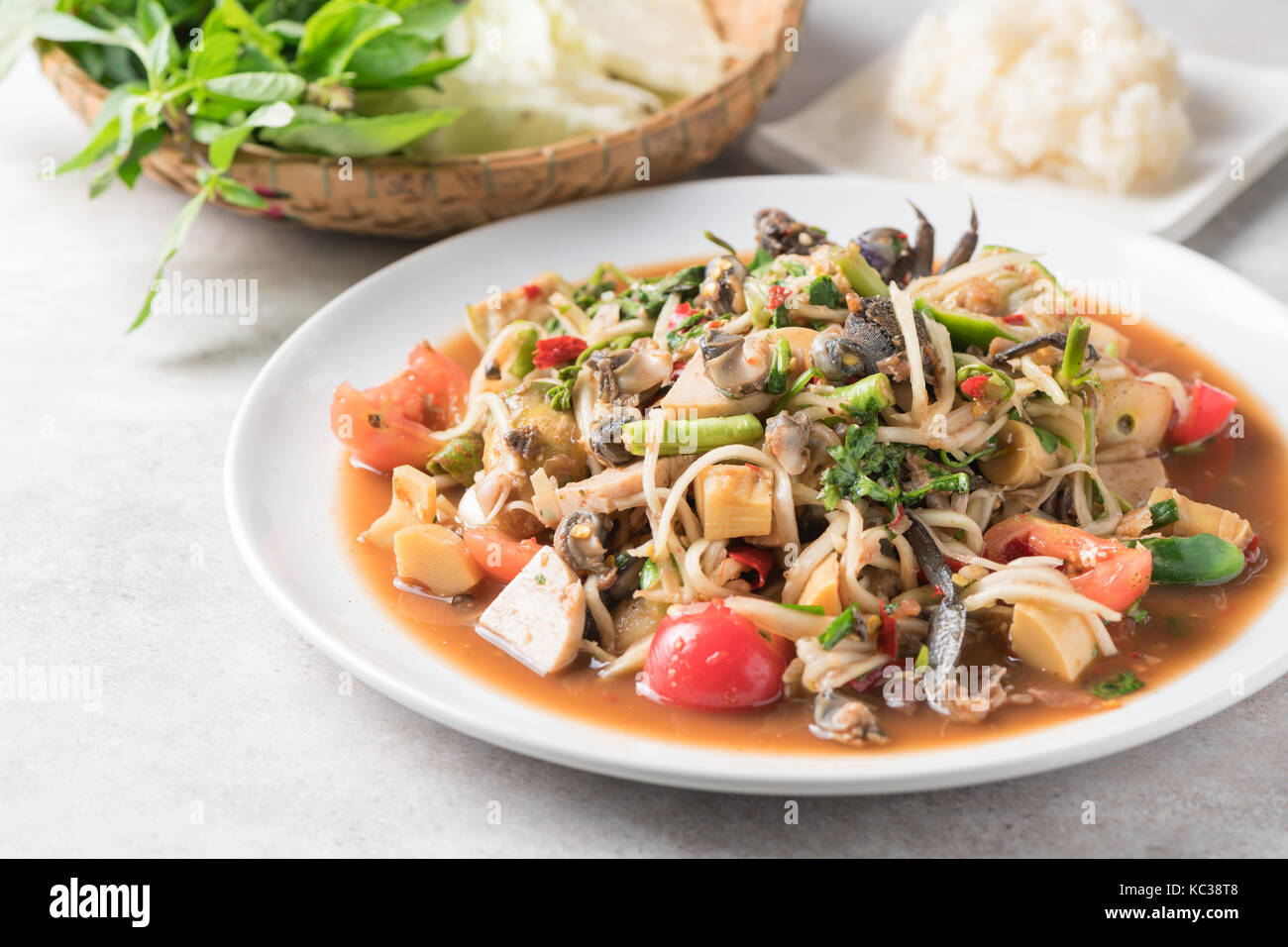 Thai piccante insalata di papaia con salsiccia di maiale salata, granchio, Scotti lumaca e riso appiccicoso: popolare cucina thai e cibo Foto Stock