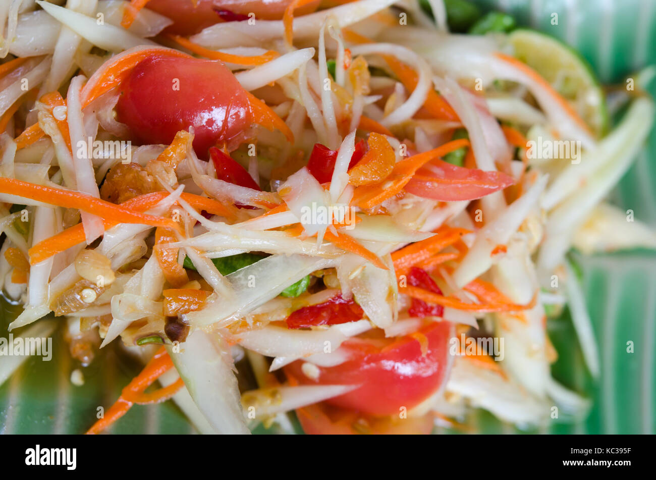 Insalata di papaia cibi popolari del popolo Thai.piccante tradizionale cibo tailandese. Foto Stock