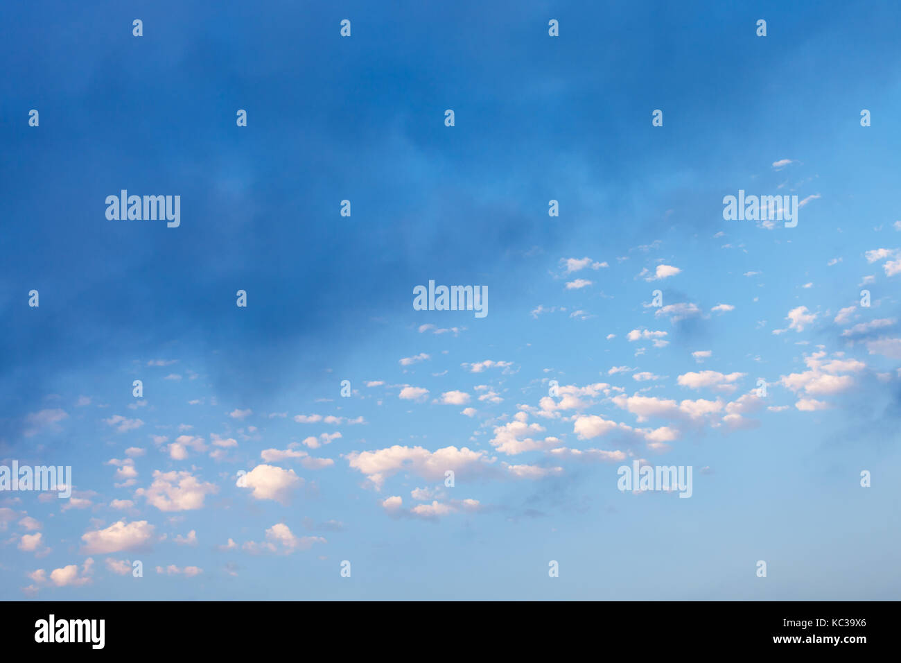 Molte piccole nuvole bianche e grigie di pioggia nuvola nel cielo blu sopra di Crimea costa meridionale nella sera di settembre Foto Stock