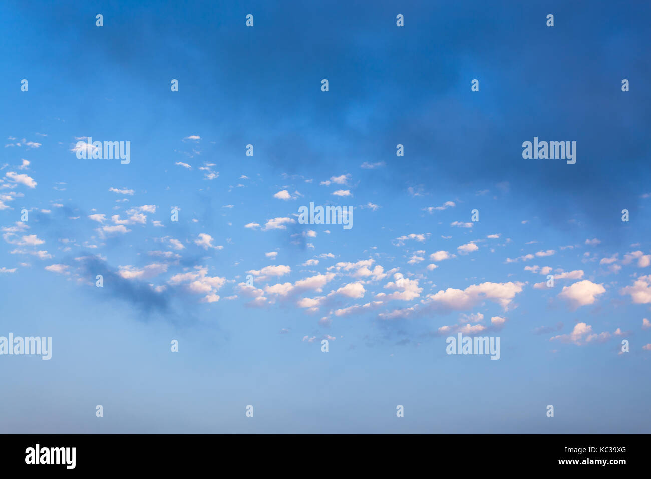 Poco bianco delle nubi e pioggia nuvola grigio nel blu del cielo della sera nel corso della Crimea costa meridionale nel mese di settembre Foto Stock