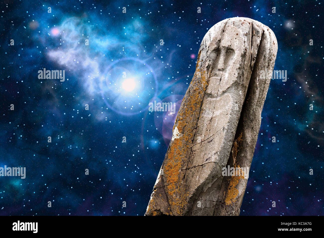 Antico rituale di pietra idol (totem) con un universo immagine - spazio, stelle, Nebulosa, supernova esplosione - come sfondo. Foto Stock
