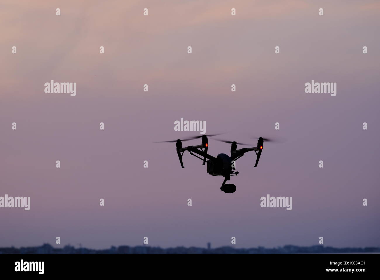 Drone telecamera essendo volato sulla spiaggia al tramonto, rimini , Italia Foto Stock