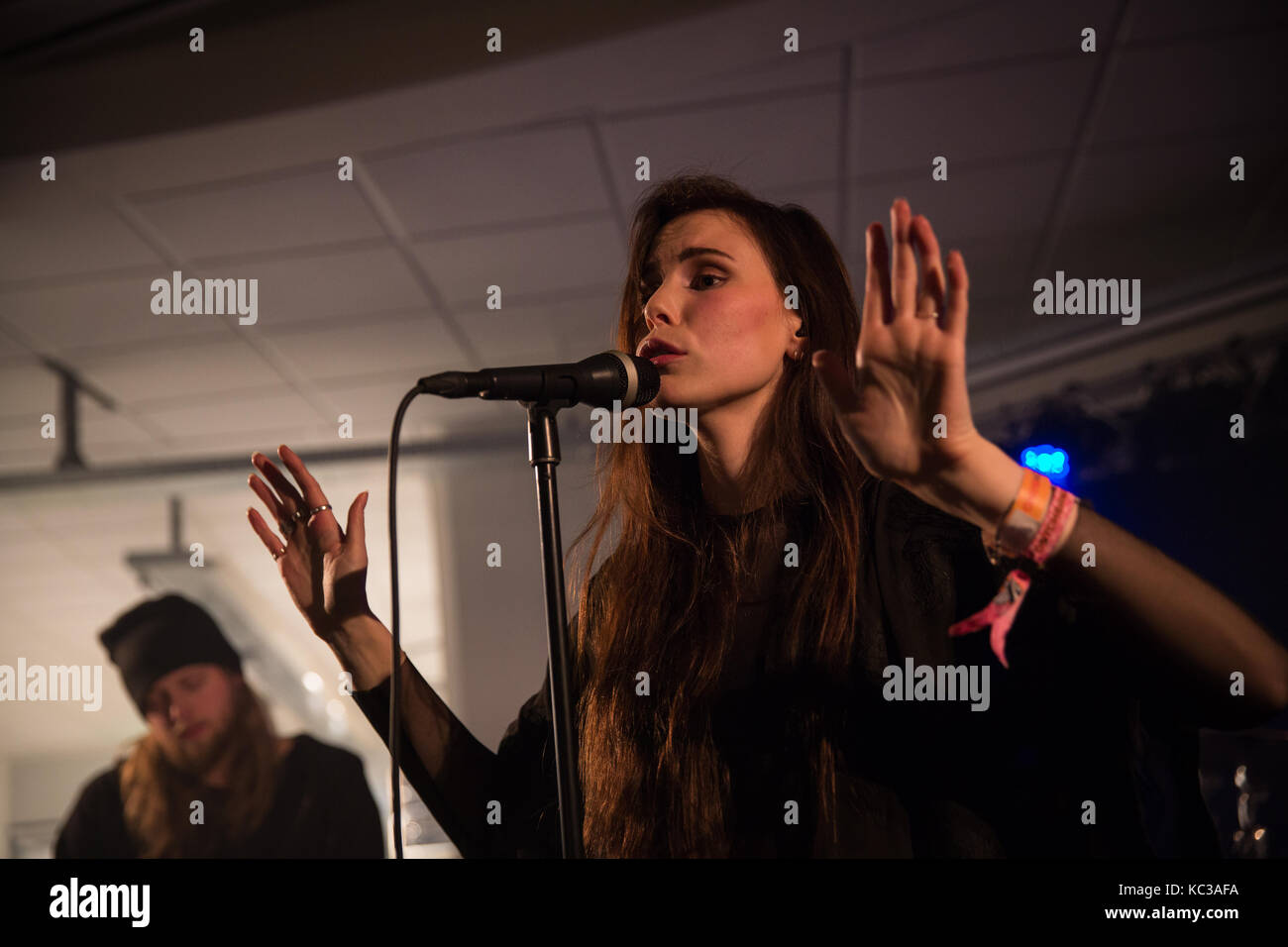 Il cantante e cantautore svedese Skott esegue un concerto dal vivo presso il festival olandese di vetrina e la conferenza musicale Eurosonic Festival 2017 a Groningen. I Paesi Bassi, 12/01 2017. Foto Stock