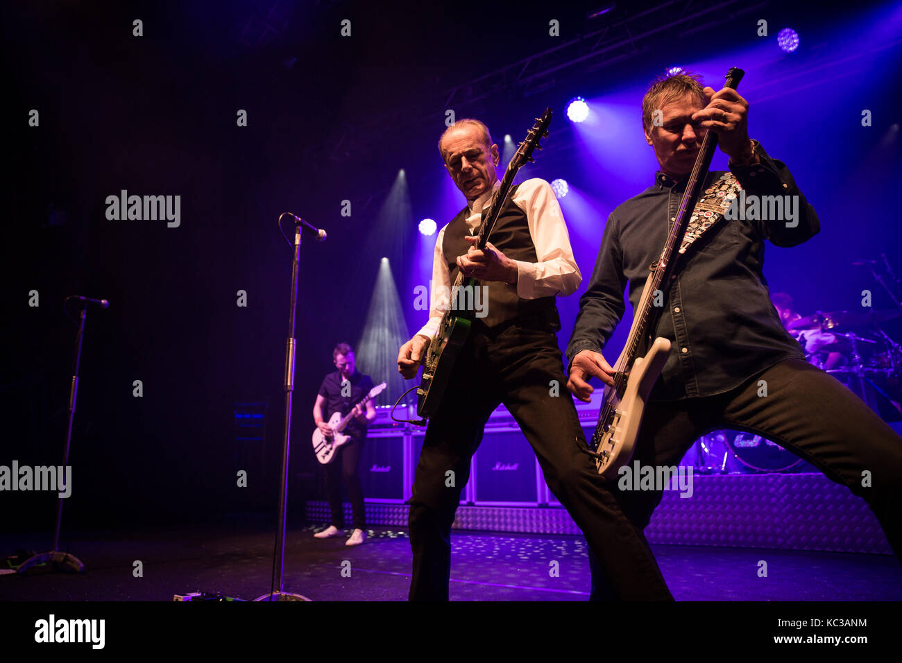 La rock band inglese Status Quo suona un concerto dal vivo al Sentrum Scene di Oslo. Qui il cantante e chitarrista Francis Rossi (L) è visto dal vivo sul palco con il bassista John Edwards (R). Norvegia, 25/04 2017. Foto Stock