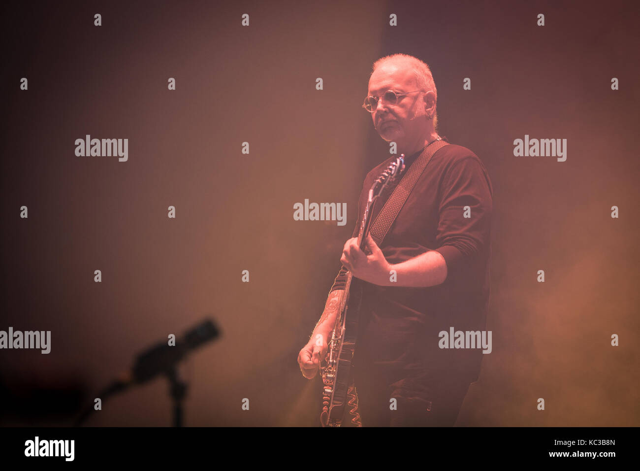 L'inglese rock band la cura esegue un concerto dal vivo a Oslo Spektrum. Qui il chitarrista Reeves Gabrels è visto dal vivo sul palco. Norvegia, 11/10 2016. Foto Stock