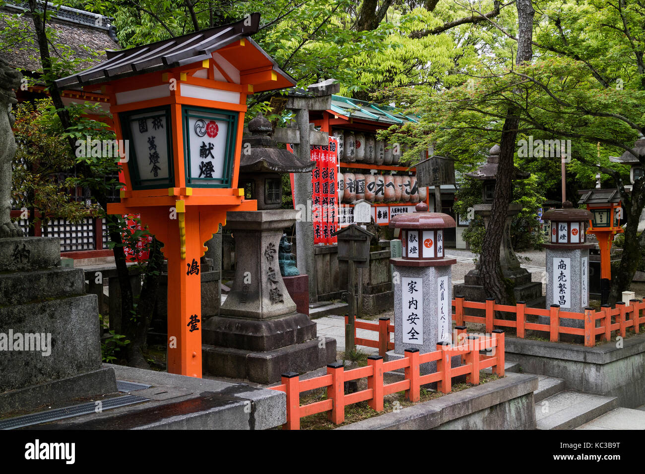 Kyoto, Giappone - 17 maggio 2017: varietà di lanterne giapponese al yasaka jinja santuario Foto Stock