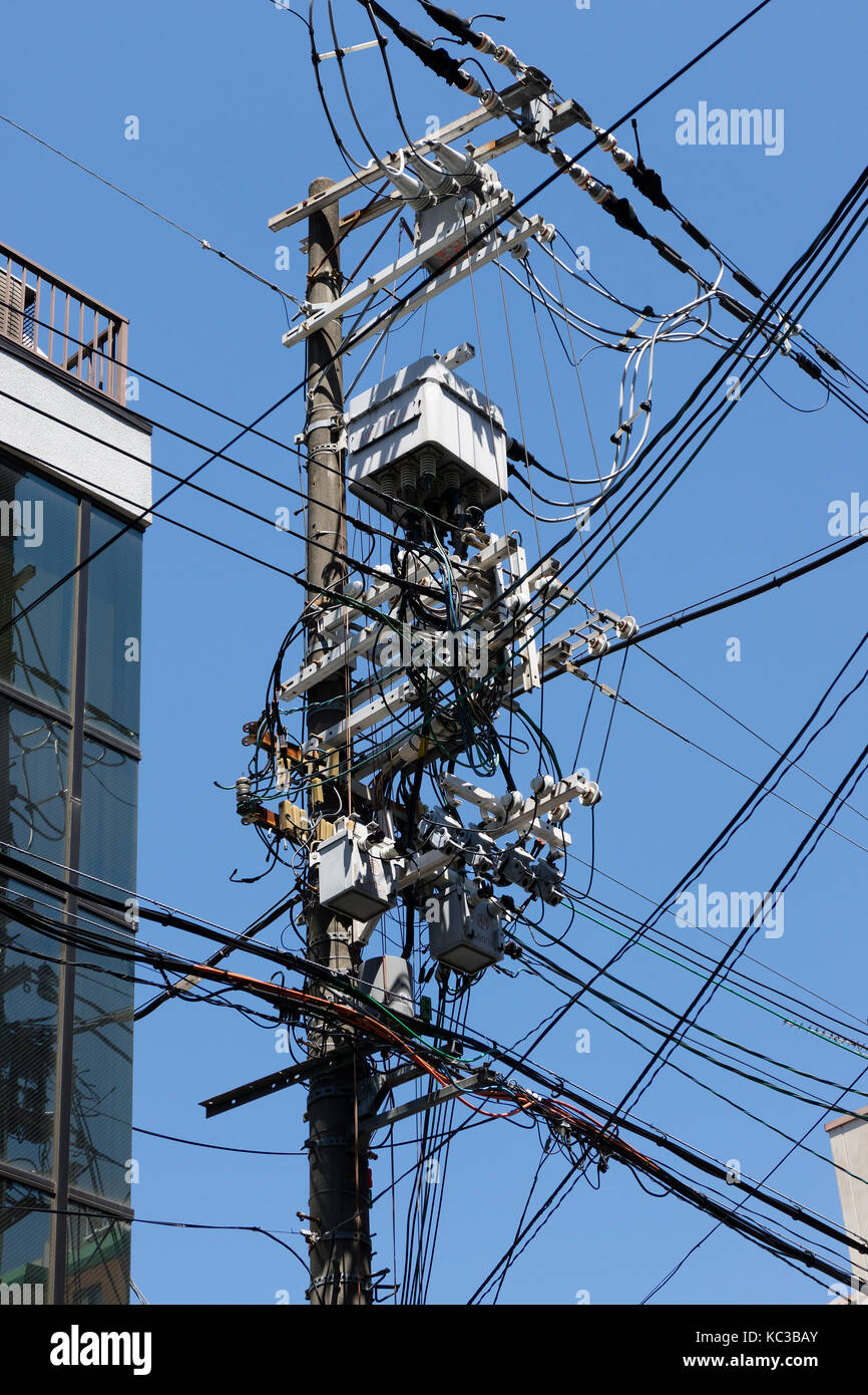Tokyo, Giappone - 18 maggio 2017: giapponese pilone di elettricità e i cavi in strada Foto Stock