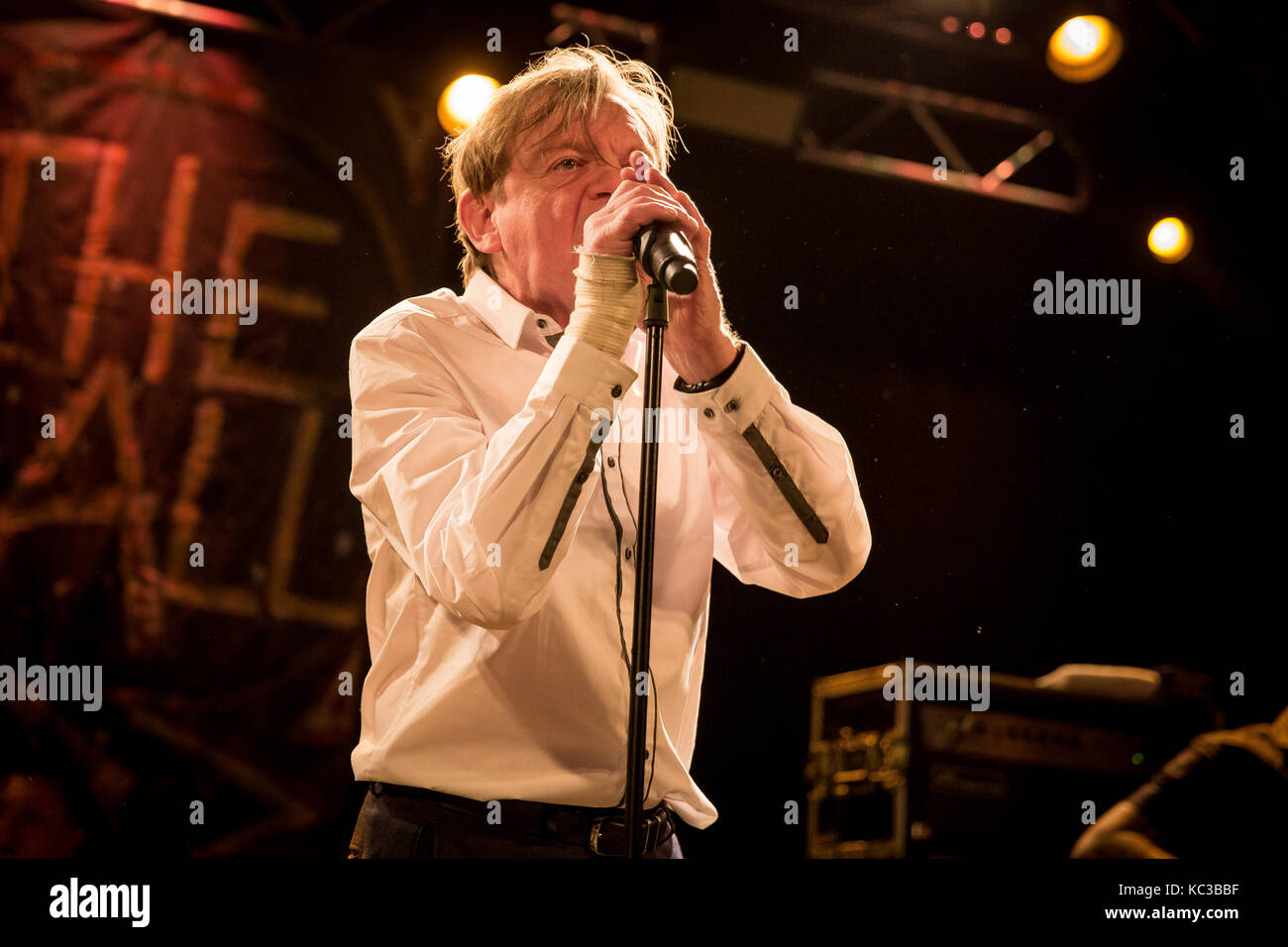 L'inglese post-punk band la caduta esegue un concerto dal vivo presso Vulkan Arena come parte di Oslo Psych Festival 2016. Qui cantante, compositore e musicista Mark E. Smith è visto dal vivo sul palco. Norvegia, 12/11 2016. Foto Stock