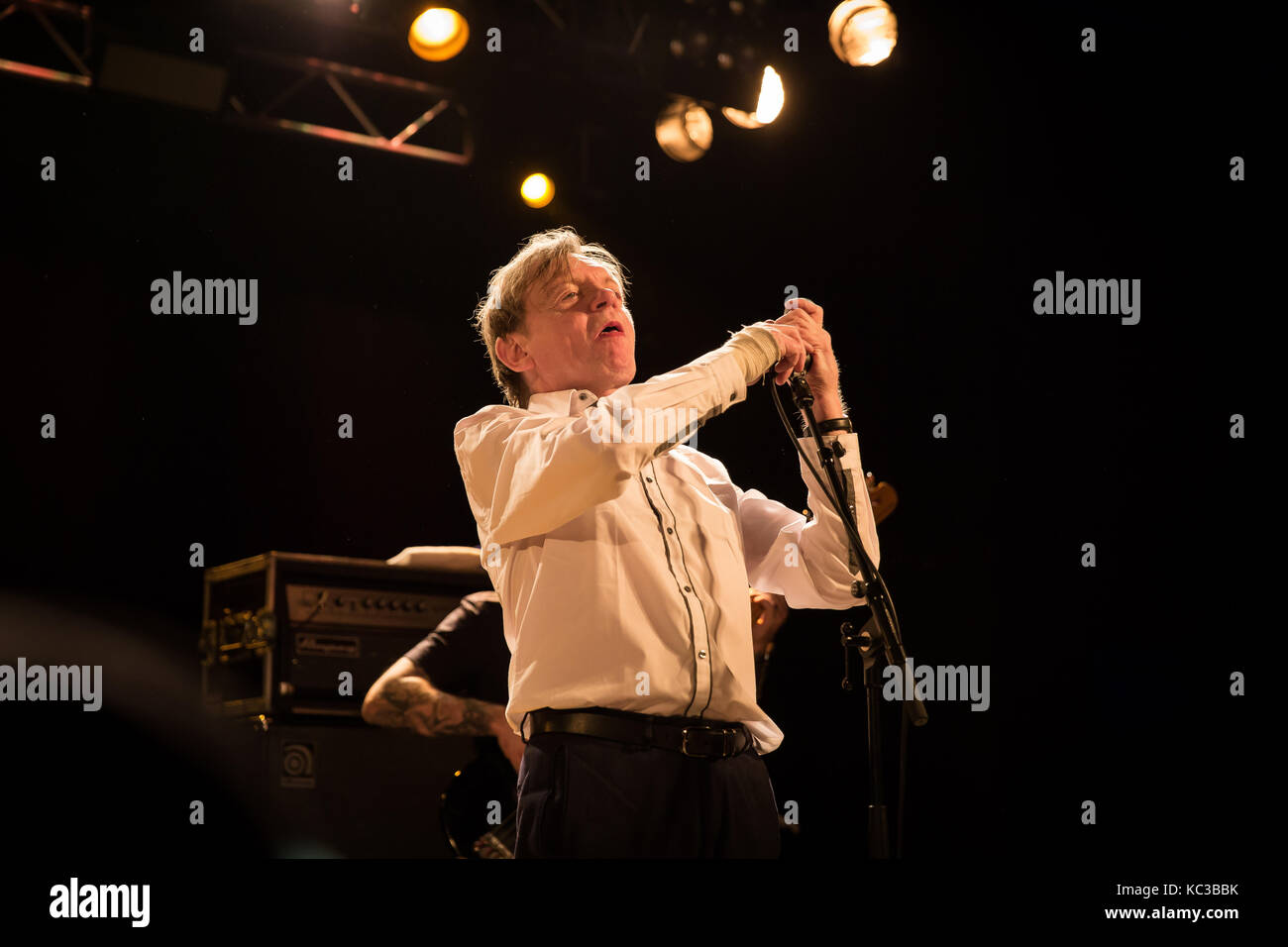 L'inglese post-punk band la caduta esegue un concerto dal vivo presso Vulkan arena come parte di Oslo psych festival 2016. qui cantante, compositore e musicista mark e smith è visto dal vivo sul palco. Norvegia, 11/11 2016. Foto Stock