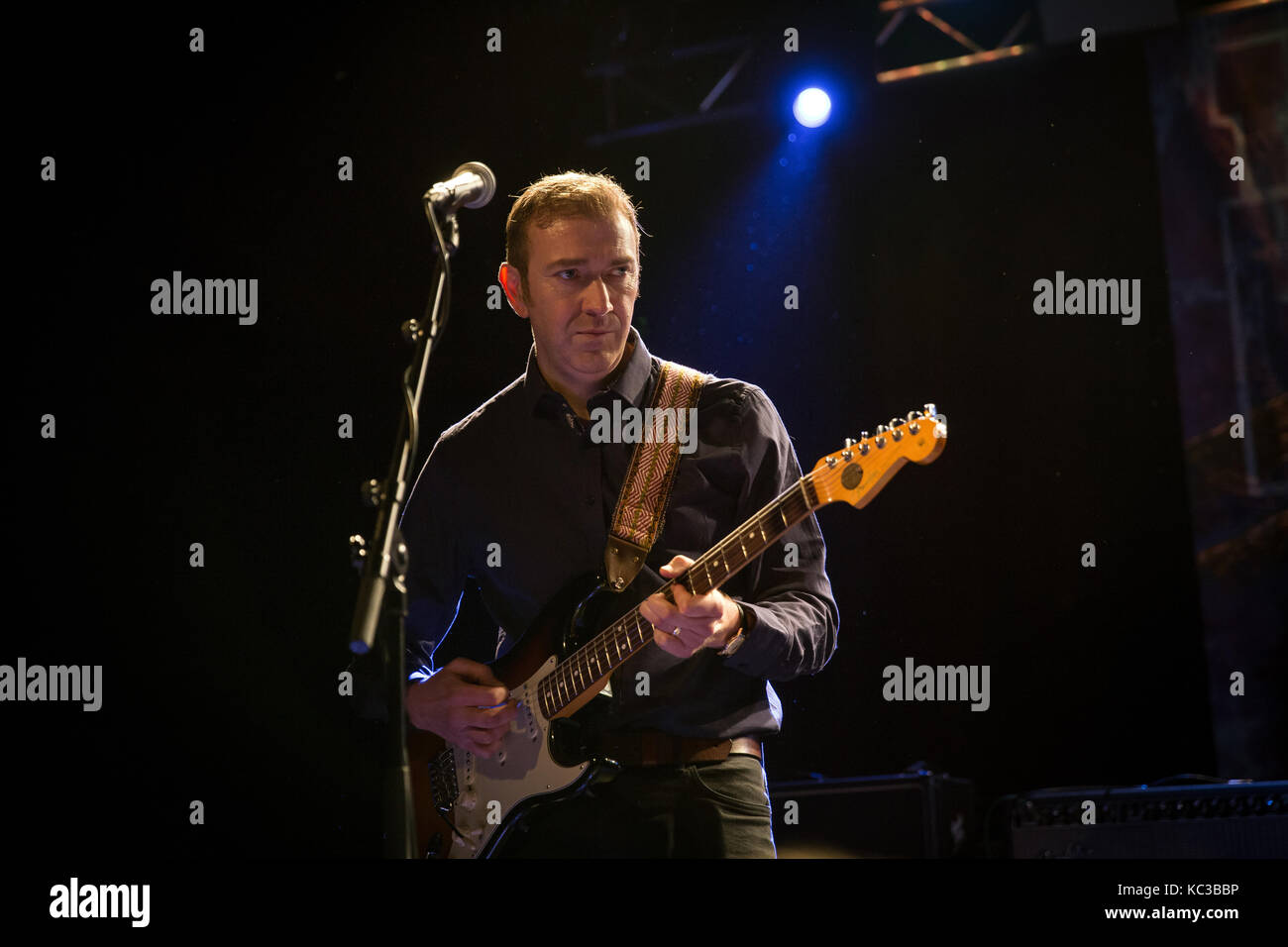 La band inglese post-punk The Fall si esibisce in un concerto dal vivo presso la Vulkan Arena come parte dell'Oslo Psych Festival 2016. Qui il chitarrista Pete Greenway è visto dal vivo sul palco. Norvegia, 11/11 2016. Foto Stock