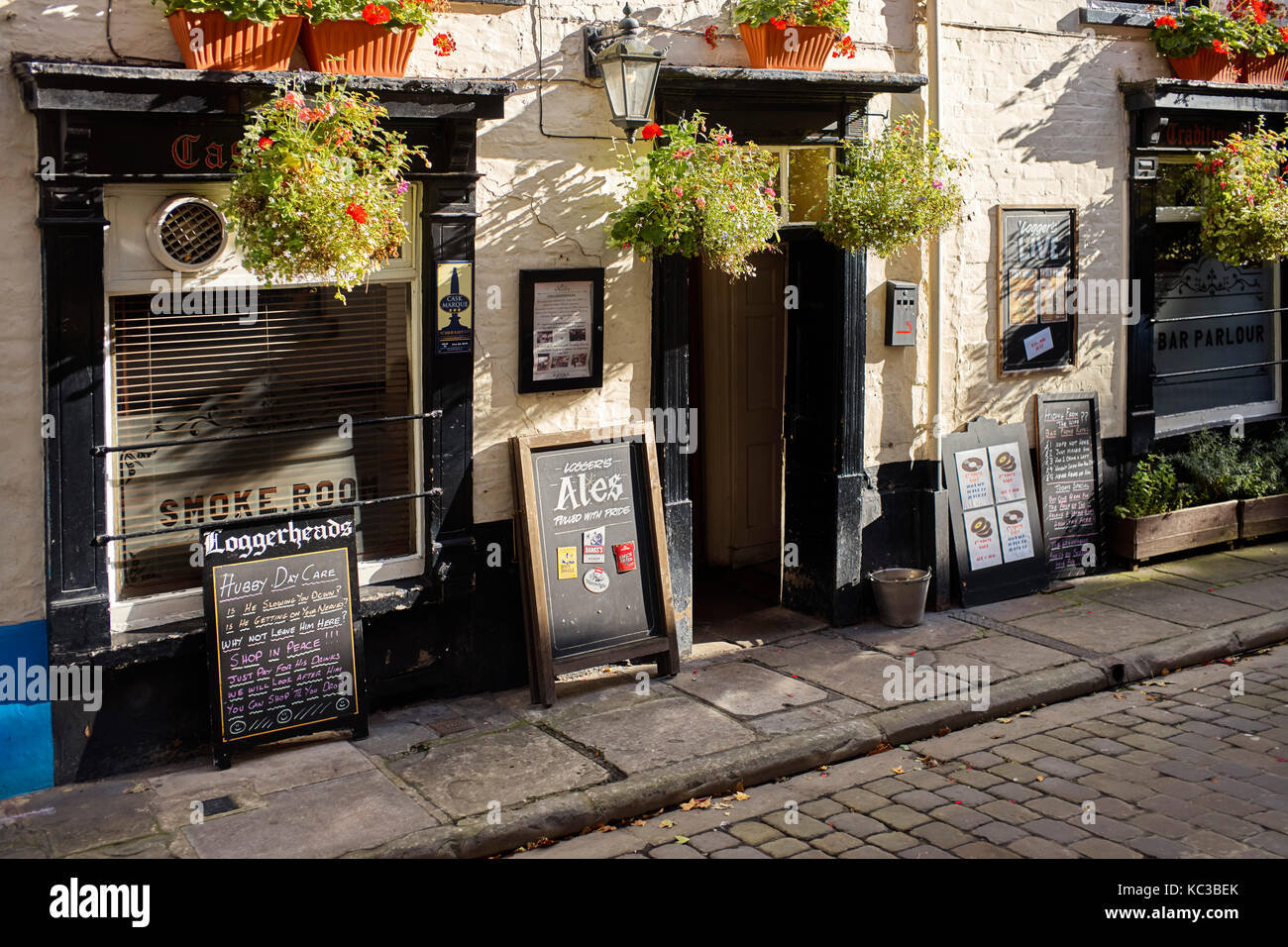 Huuby giorno segno di cura al di fuori di ferri corti pub a Shrewsbury Foto Stock