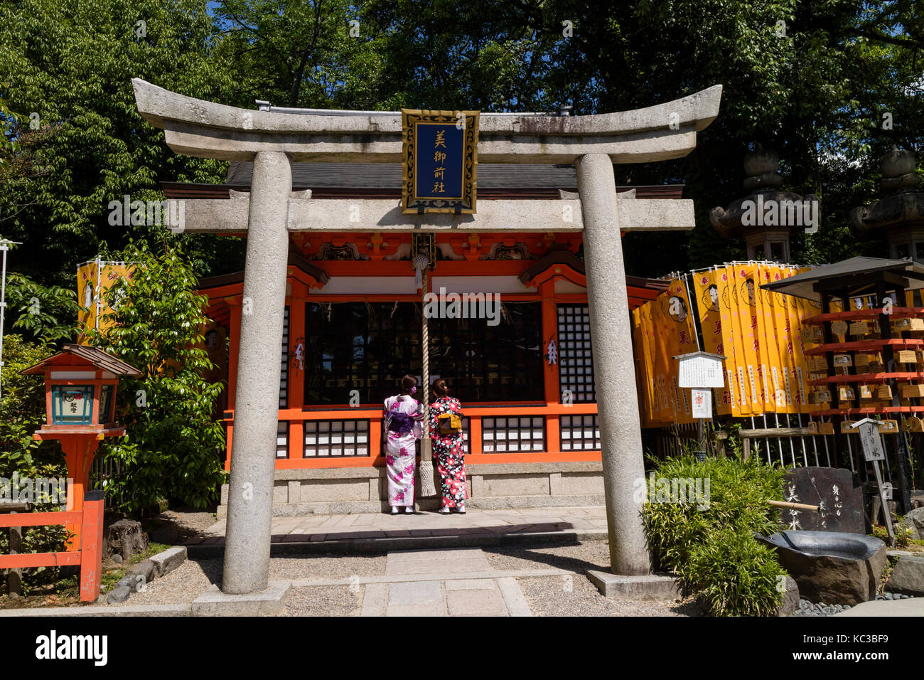 Kyoto, Giappone - 18 maggio 2017: donne in kimono di fronte al sub dal santuario Yasaka jinja dietro il torii Foto Stock