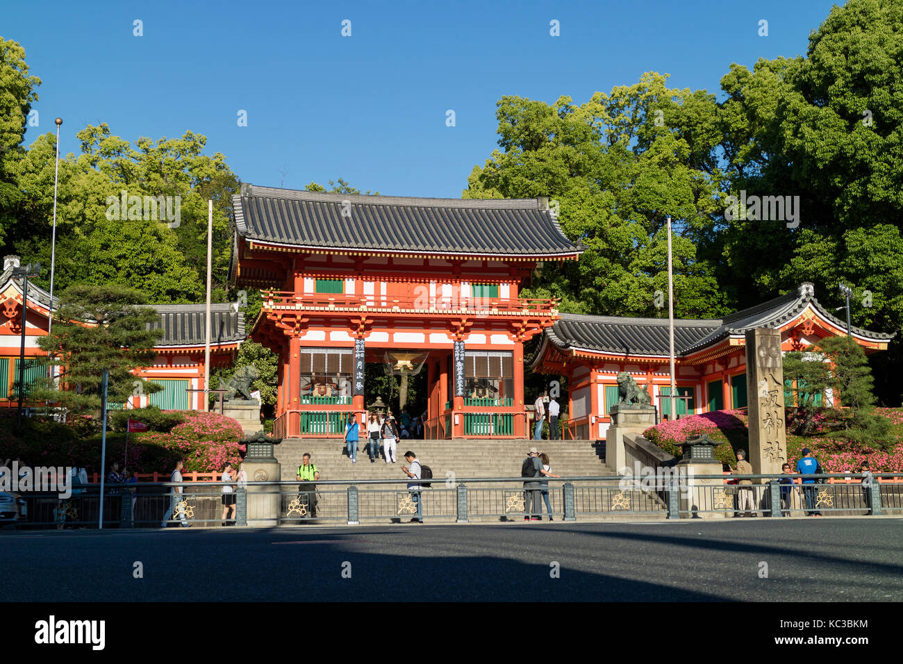 Kyoto, Giappone - 18 maggio 2017: cancello principale del yasaka jinja santuario a Kyoto con visita dei turisti sulle scale Foto Stock