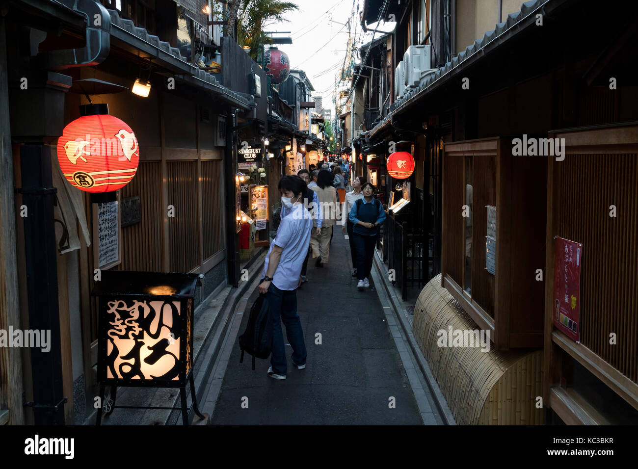 Kyoto, Giappone - 18 maggio 2017: turisti in pontocho dori street, il quartiere chion, al tramonto Foto Stock