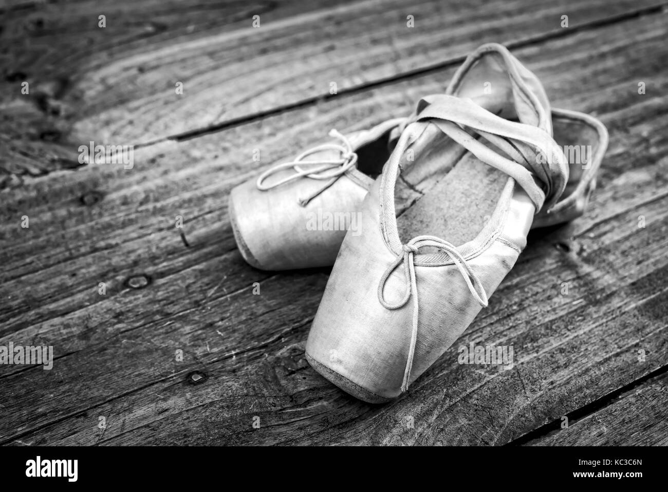 Vecchi rosa scarpe da ballo su un pavimento di legno, processo vintage Foto Stock