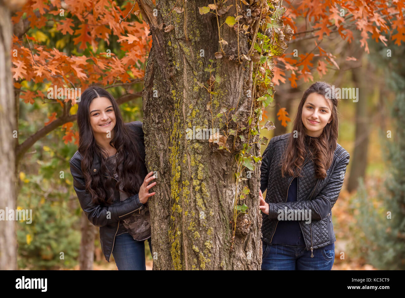 Due ragazza ridere all'aperto nel parco di autunno Foto Stock
