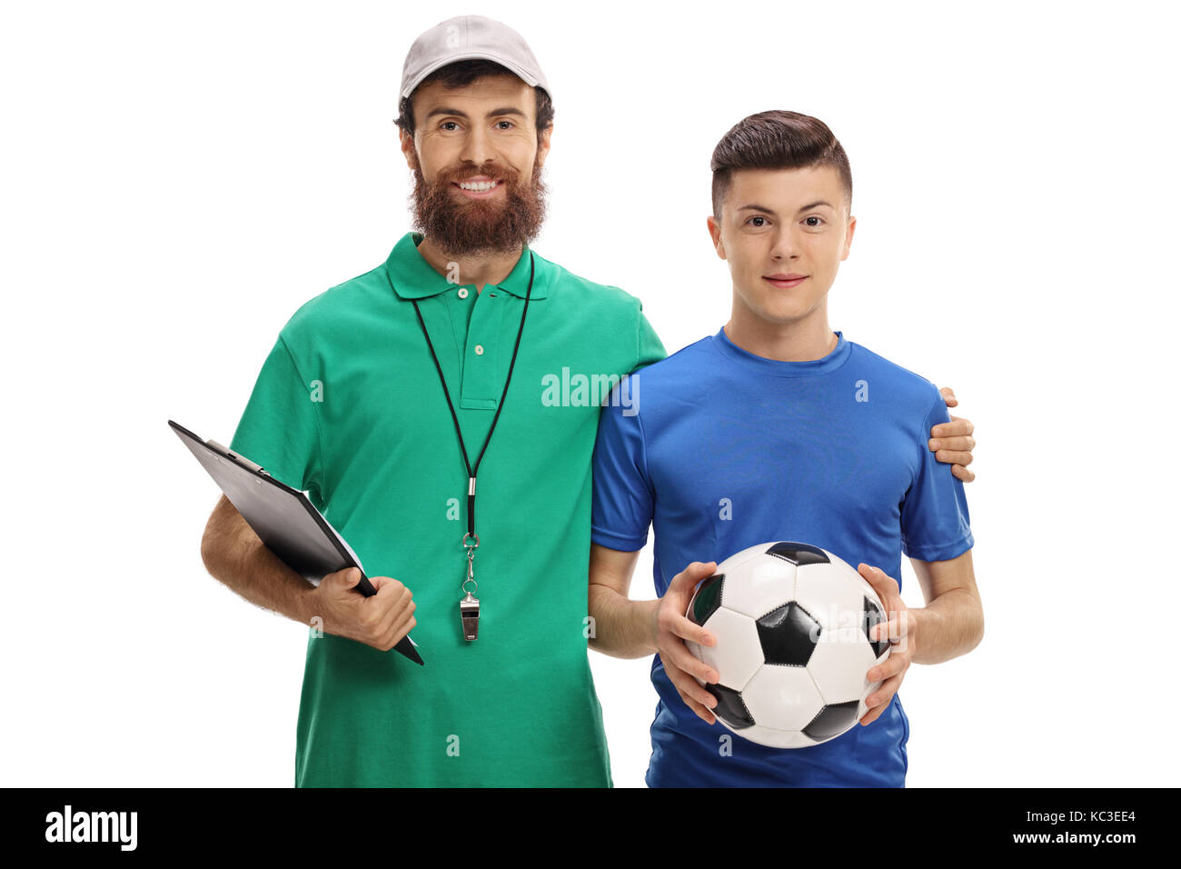 Allenatore di calcio e un lettore adolescente con un calcio isolati su sfondo bianco Foto Stock