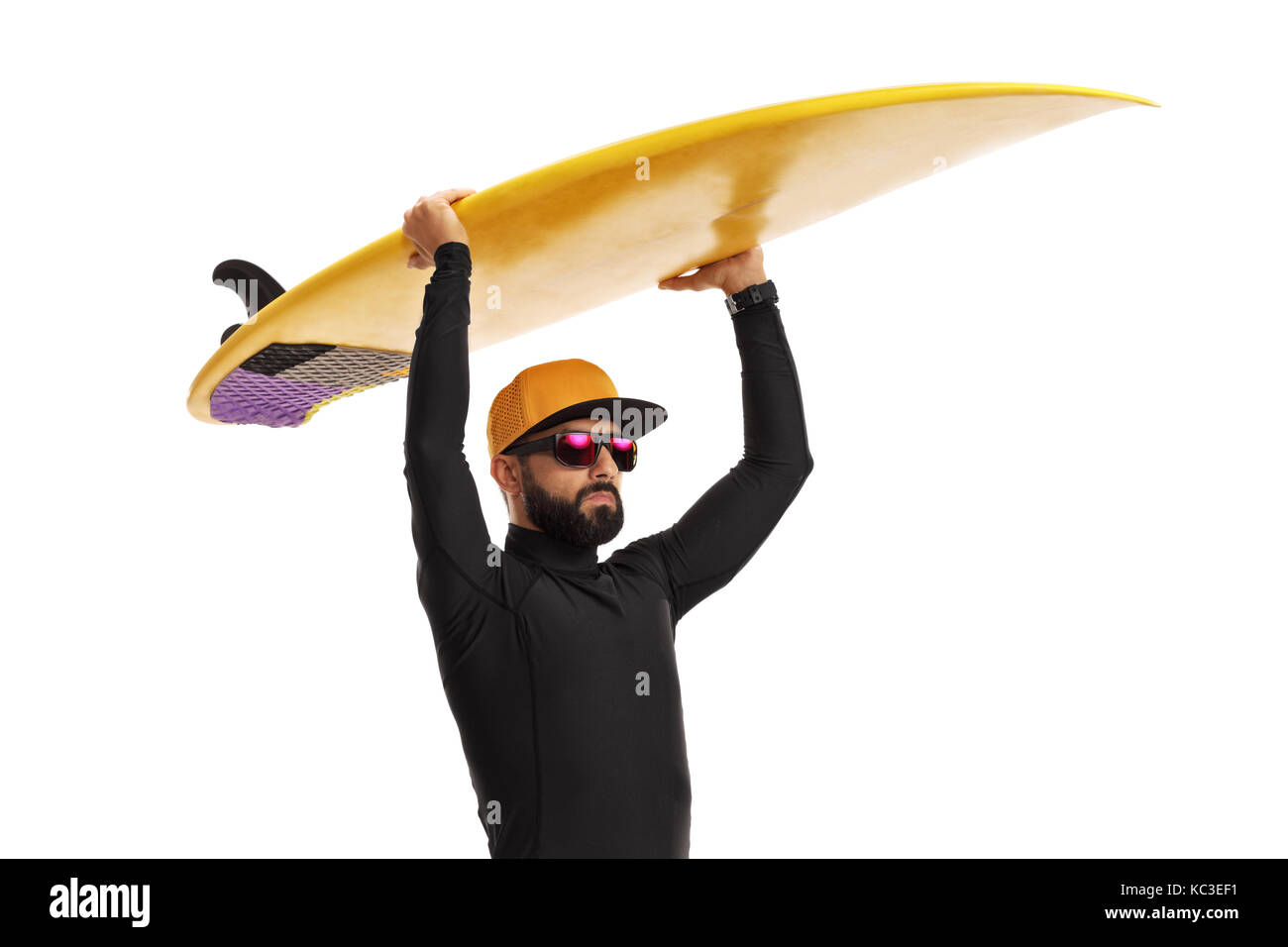 Uomo in una muta in possesso di una tavola da surf isolati su sfondo bianco Foto Stock