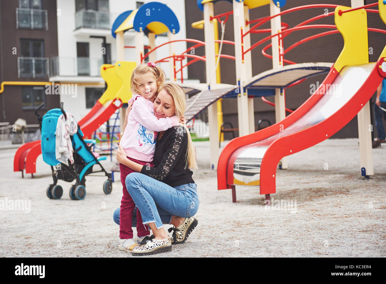 Madre con bambino sul parco giochi Foto Stock