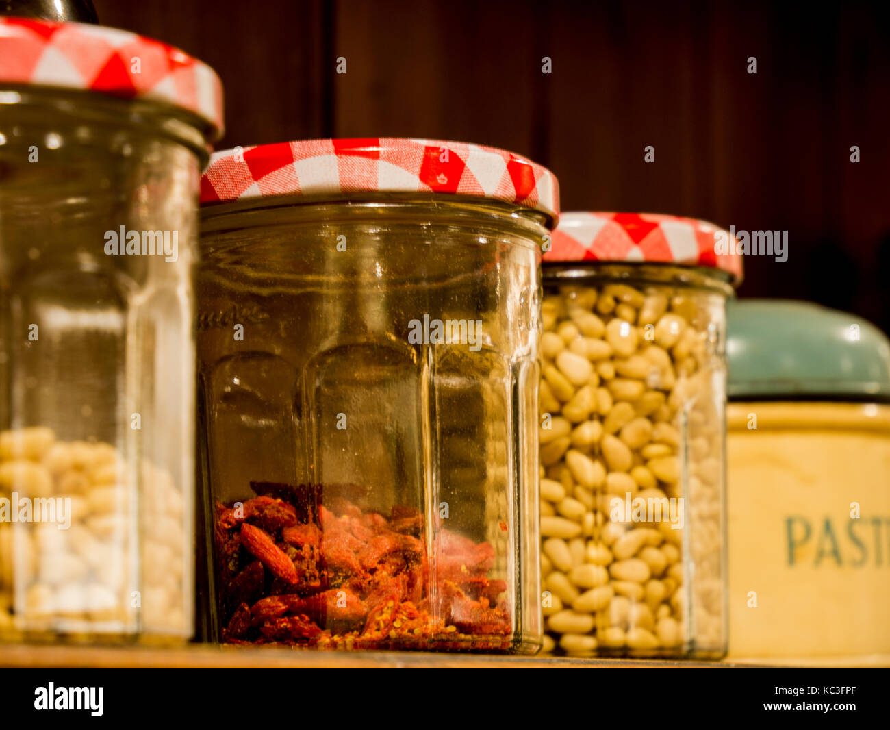 Vasi in cucina di paese Foto Stock