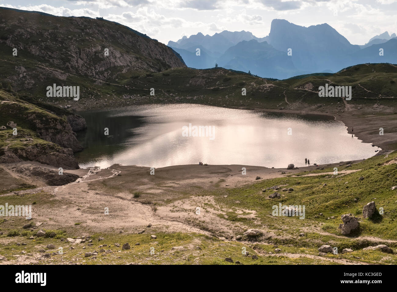 Le Dolomiti, Italia settentrionale. Il bellissimo lago di Lago di Coldai (2143m), una piscina posto lungo l Alta Via 1 lungo il percorso a distanza Foto Stock