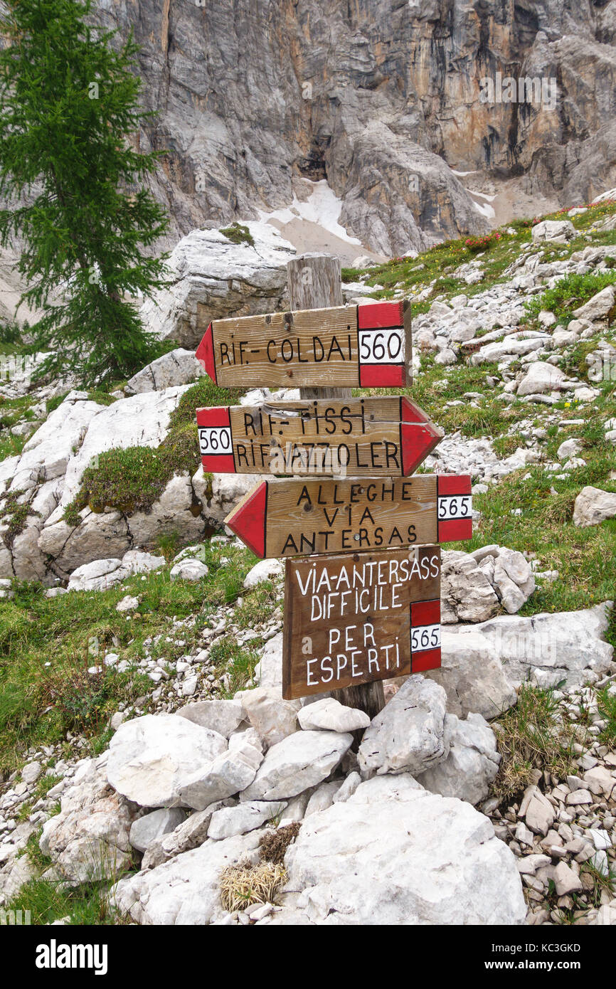 Le Dolomiti, Italia settentrionale. Un sentiero segno sull'Alta Via 1 a lunga distanza, del percorso di segnalazione di un percorso rischioso " solo per esperti" Foto Stock