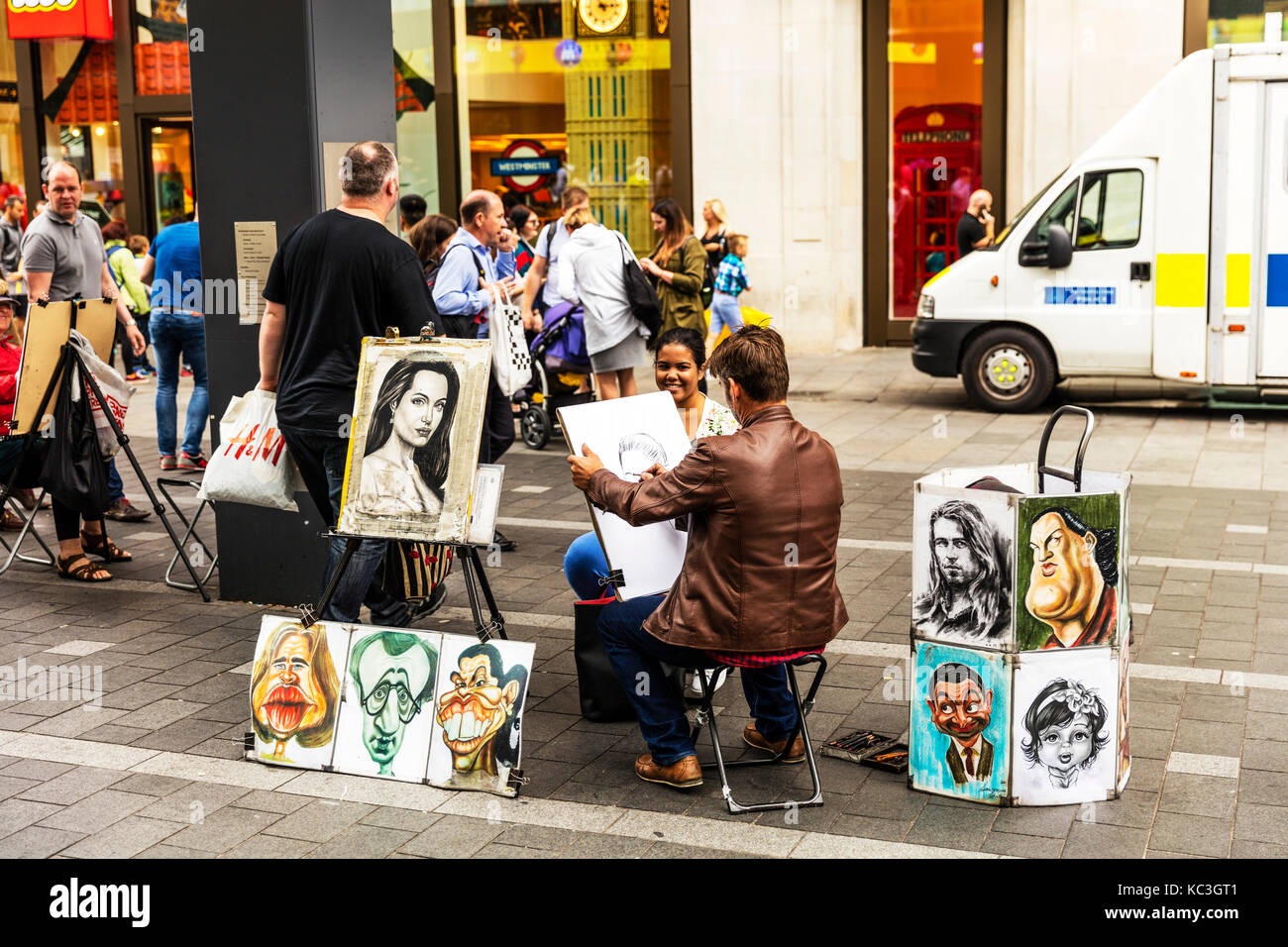 London street artista, artista di strada Londra uk, artista di strada ritratti, artista di strada schizzi, artista di strada schizzi,modello di disegno,leicester square Foto Stock