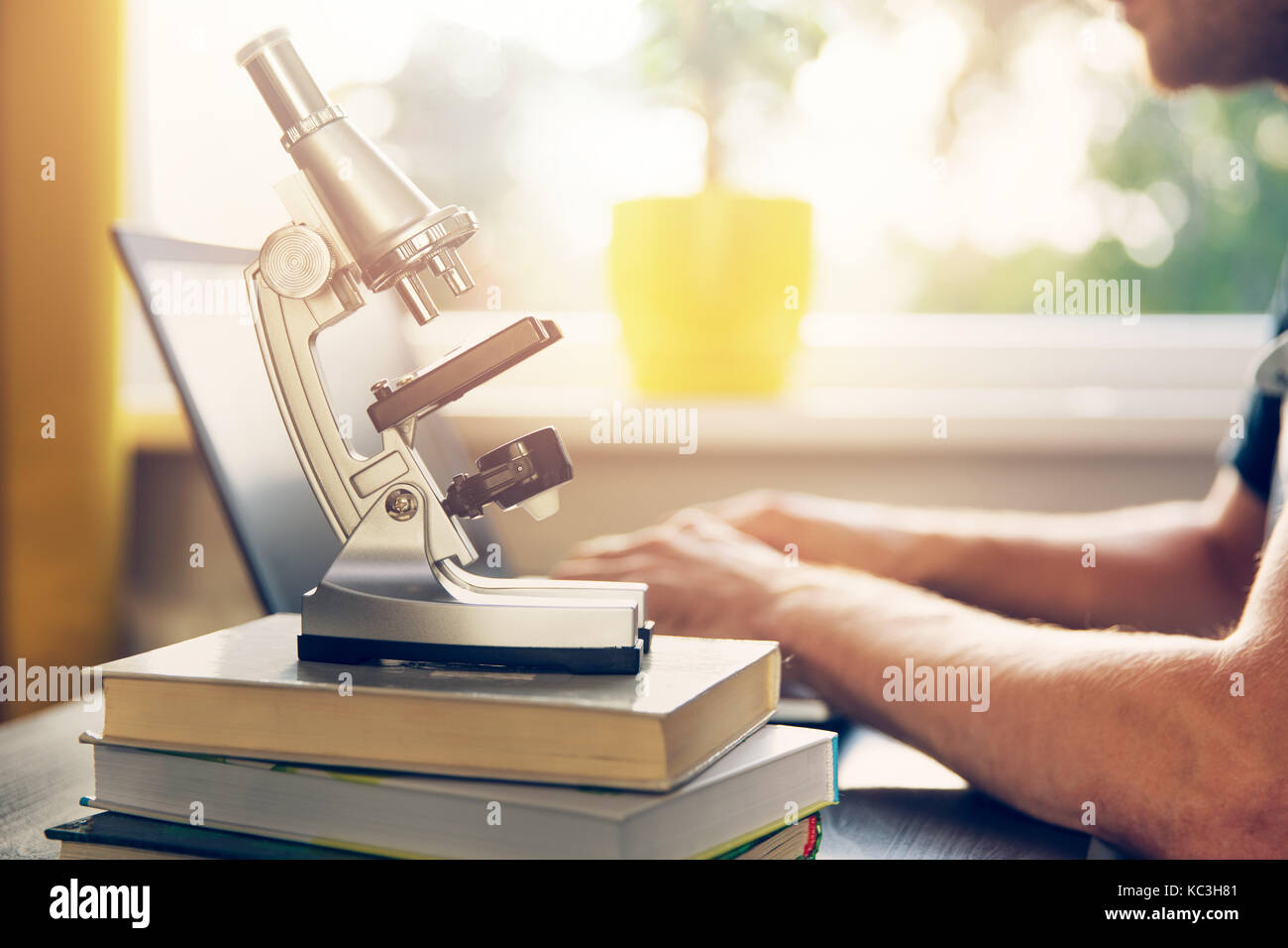 La scienza apprendimento dello studente a casa con i libri e il computer portatile Foto Stock