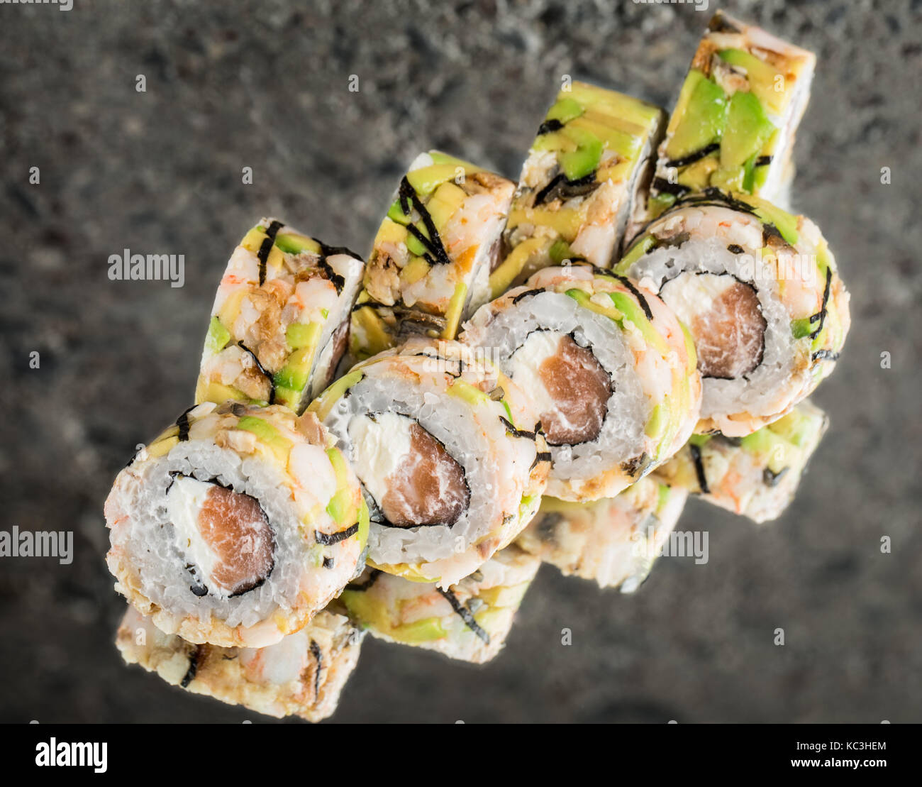 Roll con avocado, salmone e crema di formaggio Foto Stock