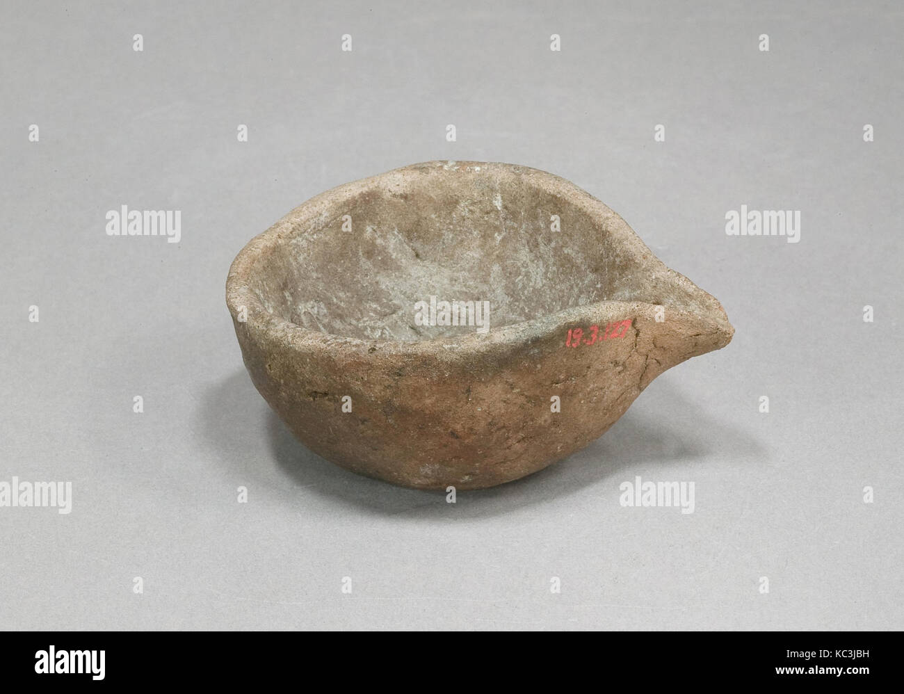 Cup con un beccuccio, Regno di Mezzo, ca. 2030-1640 A.C., dall'Egitto, Alto Egitto, Tebe, Asasif, a est di Pabasa, Radim, interramento 6A Foto Stock