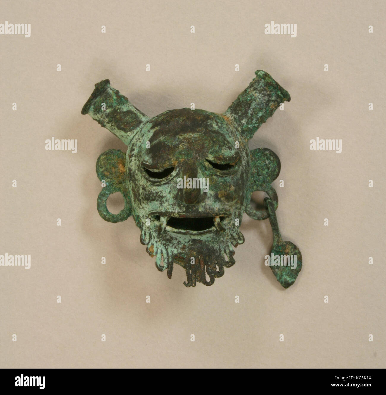 Telecomando di testa, 12th-XVI secolo, Messico, Mesoamerica, Mixtec, Rame (cast), Altezza 1-5/8 in. (4.1 cm), Metal-Ornaments Foto Stock