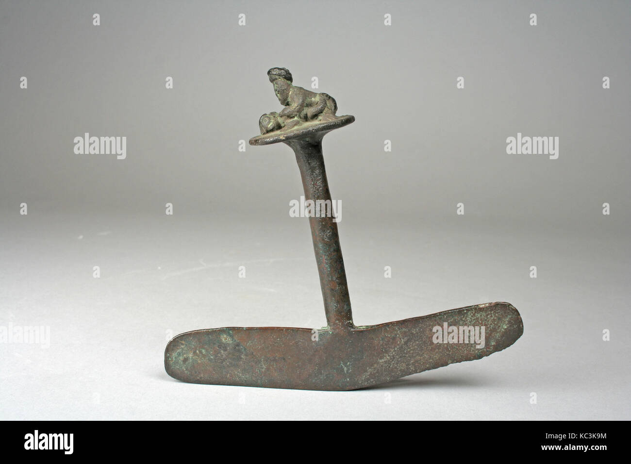 Coltello in rame con la figura di gestire, XIV-XV secolo, Perù, Inca, rame, H x W x D: 5 1/2 x 6 x 1 7/8a. (14 x 15,2 x 4.8cm Foto Stock